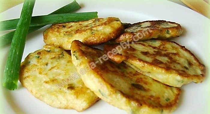 Кабачковые оладьи с сыром и чесноком