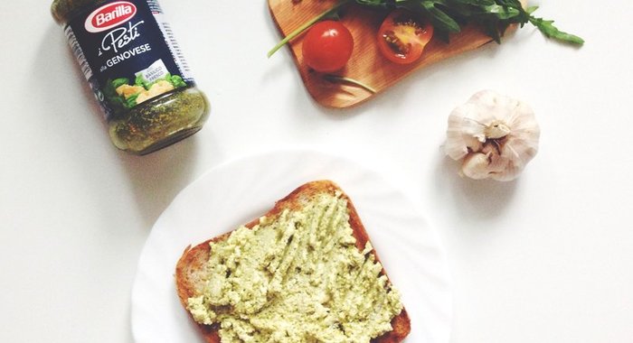 Сэндвичи с творожным кремом и соусом песто, с чесночными креветками