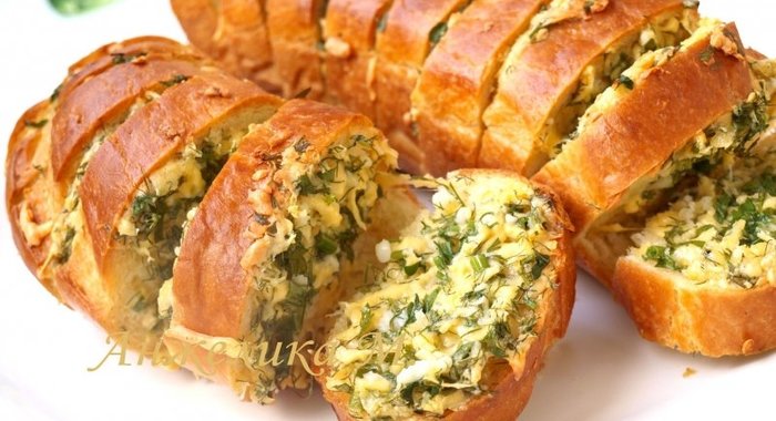 Запечённый батон с чесноком и сыром