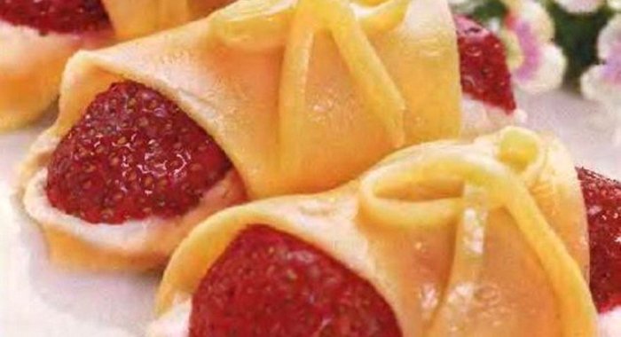 Рулетики из сыра и клубники