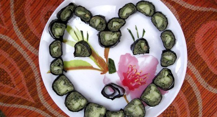 Сыроедческие роллы с огурцом и рукколой