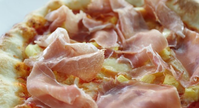 Пицца с ветчиной и сыром