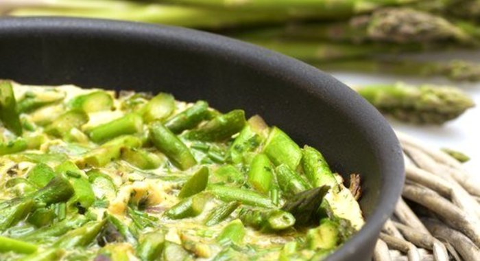 Запеченный омлет со спаржей