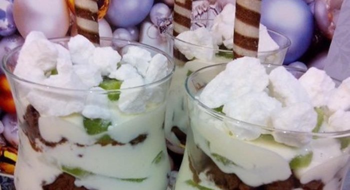 Десерт с киви и шоколадным печеньем