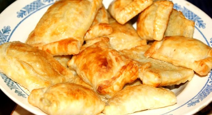 Слоеные пирожки с жареной капустой и луком