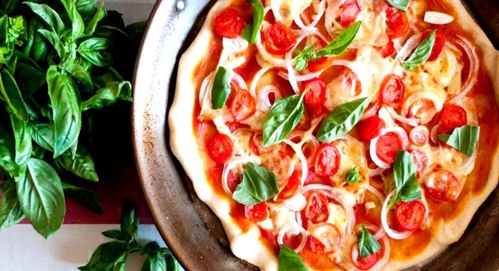 Томатная пицца с луком