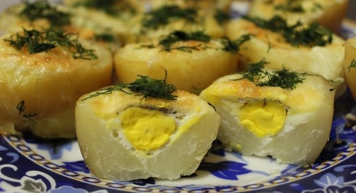 Картофель, запеченный с перепелиными яйцами