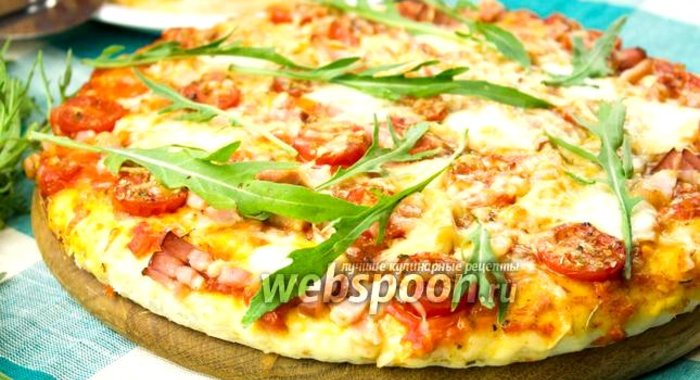 Пицца с беконом и рукколой