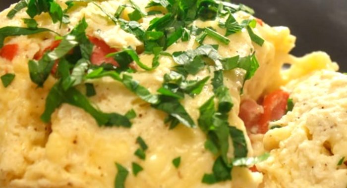 Омлет в чашке в микроволновке