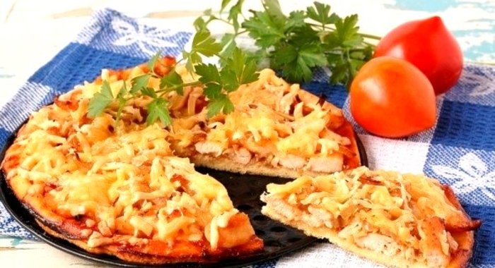 Пицца с курицей и луком