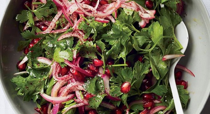 Салат из сельдерея, петрушки и граната