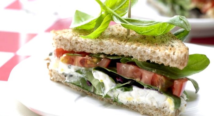 Сэндвич с помидорами и пряным яичным кремом