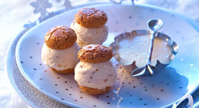 Новогодний десерт с ореховым мороженым и ванильным кремом