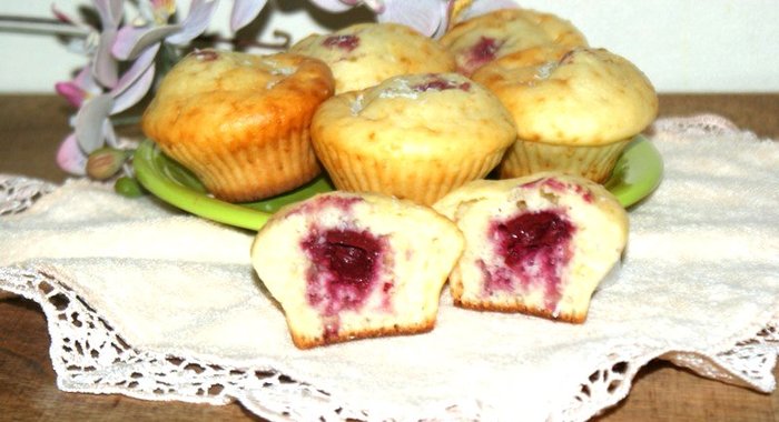 Ванильные кексы с кокосовой стружкой и вишней