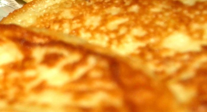 Картофельные оладьи с луком и сметанным соусом