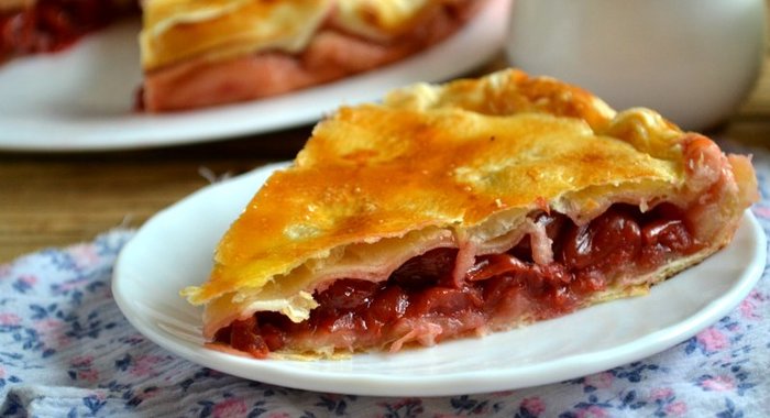 Пирог с ягодами из слоеного бездрожжевого теста