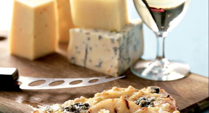 Пицца бьянка с грушей и 4 видами сыра