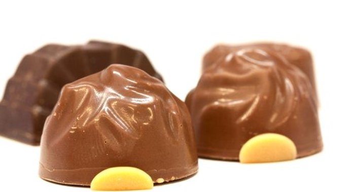 Шоколадные конфеты с начинкой из арахисового крема