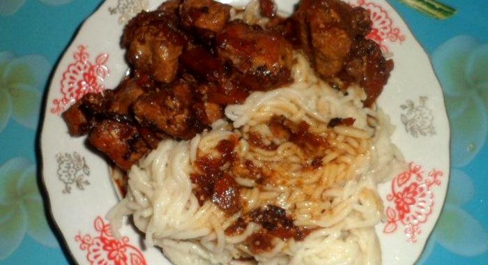 Свиной гуляш с луком и морковью