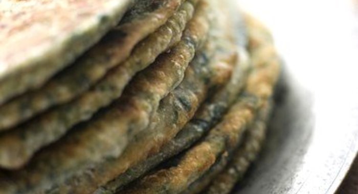 Оладьи из шпината и нута по‑индийски