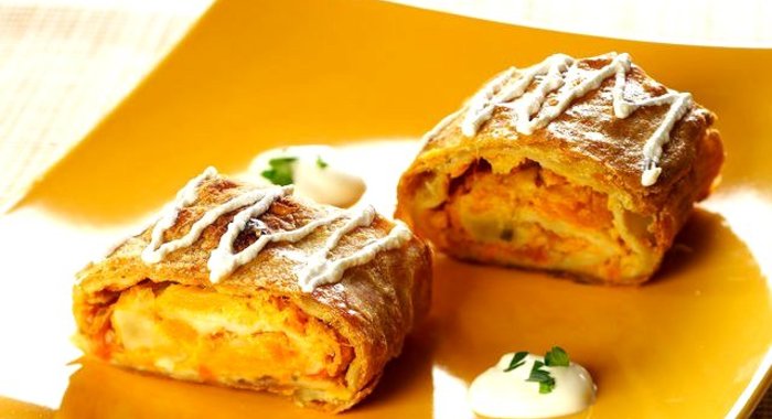 Рулет из слоеного теста с тыквой (тыквенник)