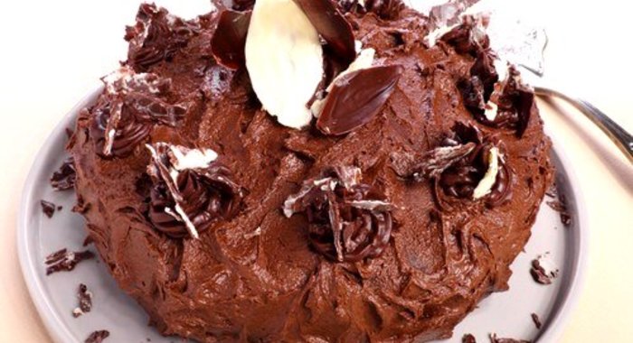 Шоколадный торт с малиной и трюфелями