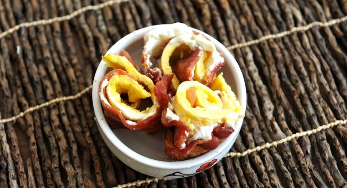 Рулетики из свежего бекона