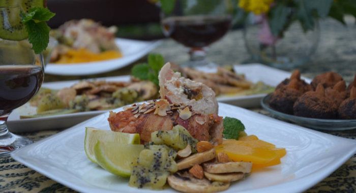 Рулетики из индейки с персиками