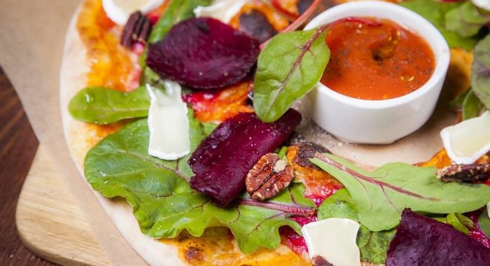 Пицца со свекольной ботвой и сыром бри