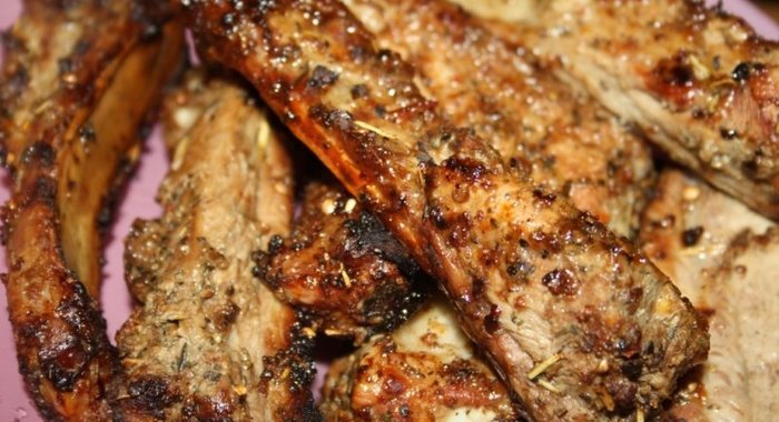 Ароматные запеченные свиные ребрышки в маринаде из кориандра с розмарином