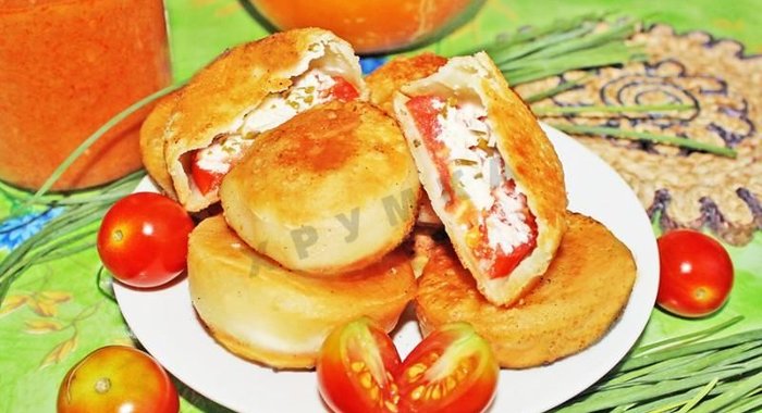 Пирожки бомбочки с помидорами и сыром