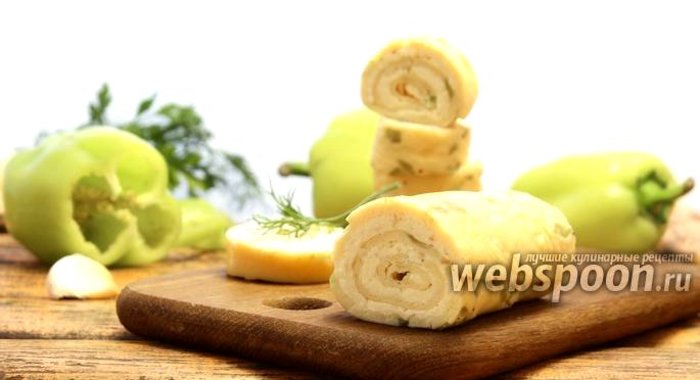 Яичный рулет с плавленым сыром и чесноком