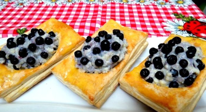 Пирожки с черникой из слоеного теста
