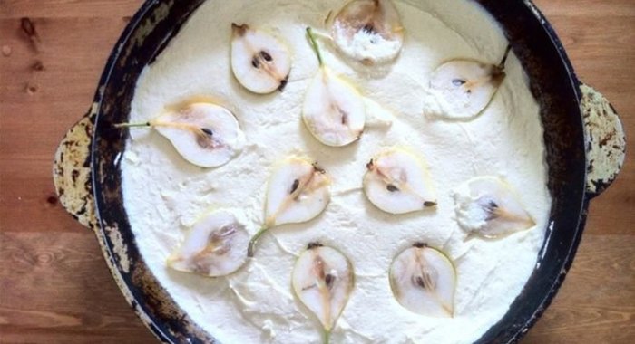 Медово-творожная запеканка с грушами