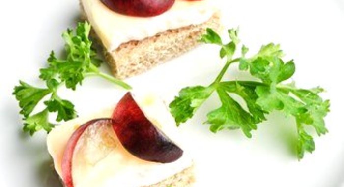 Овсяные бисквиты с маскарпоне и виноградом