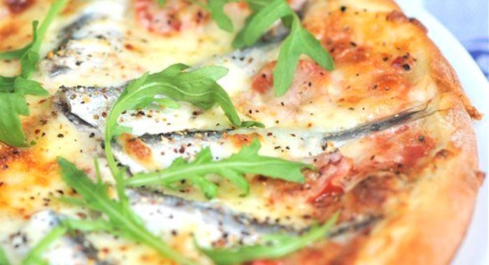 Пицца с томатами и анчоусами