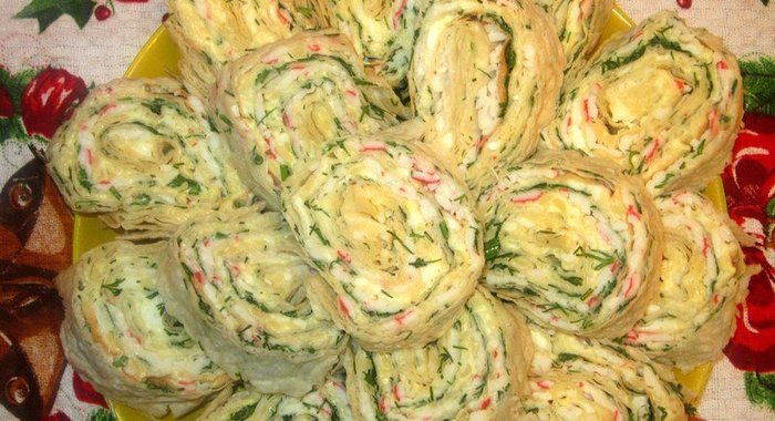 Рулет из лаваша с сыром и крабовыми палочками