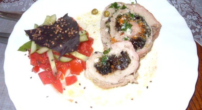 Рулет из свинины с черносливом и шафраном