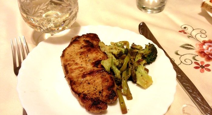 Маринованный стейк из свинины со спаржей