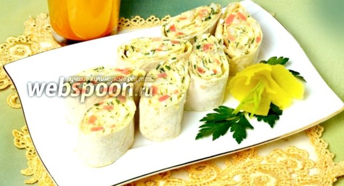 Рулет из лаваша с форелью, кальмаром и сыром