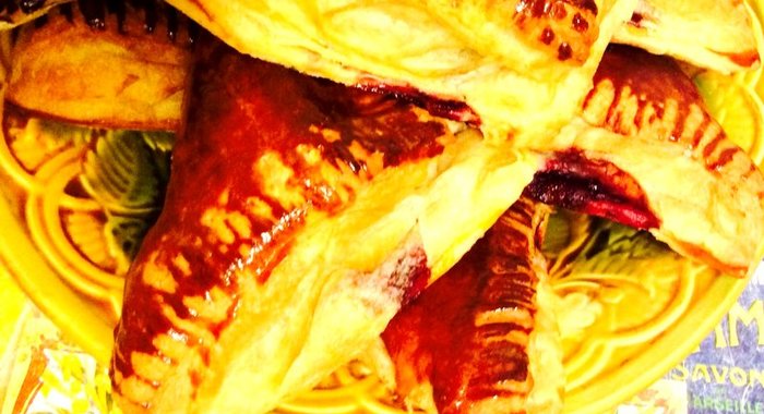 Пирожки из слоеного теста «Вишня на коньяке»