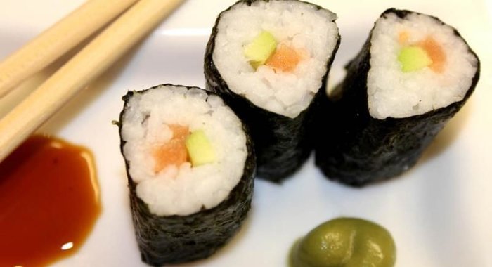Суши роллы с лососем в домашних условиях