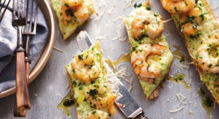 Пицца с чесноком и креветками