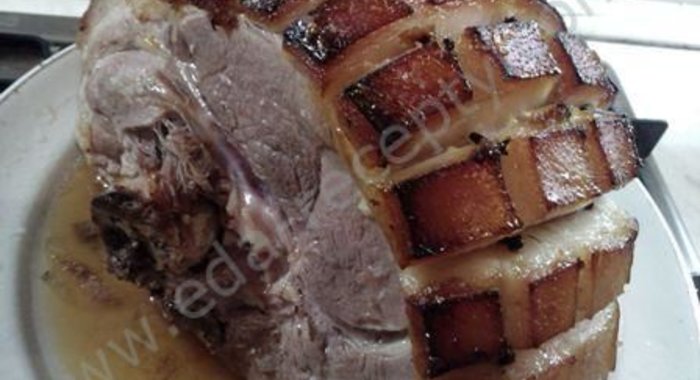 Запеченный свиной окорок в духовке с медовой корочкой