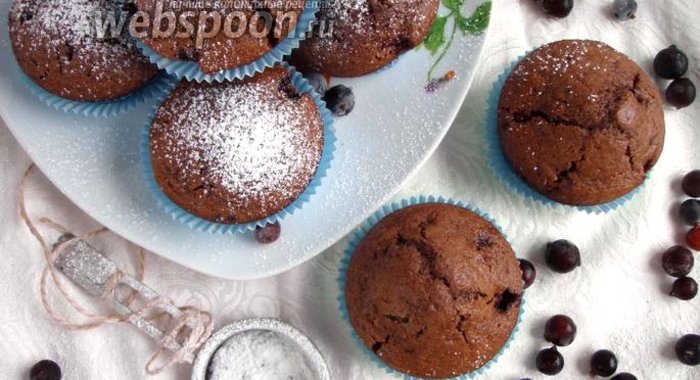 Шоколадные кексы со смородиной