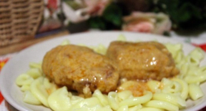 Куриные котлеты с пекинской капустой в сметанно-томатном соусе