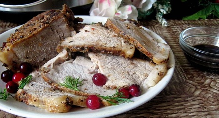 Свиной окорок, запеченный в пакете