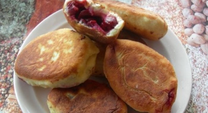 Пирожки с вишней на сковороде