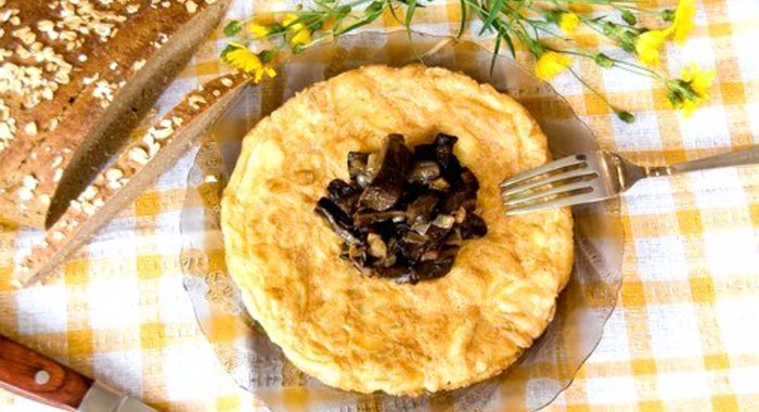 Омлет с грибами, луком и зеленью