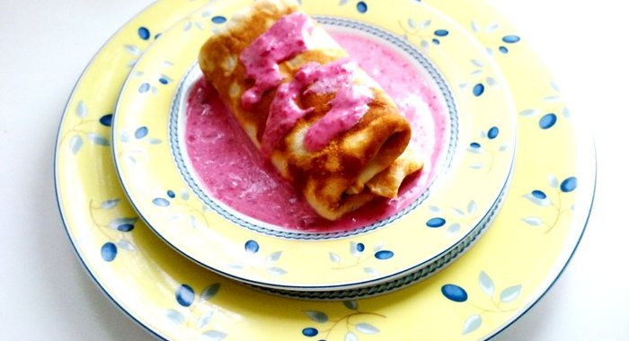 Блины на минеральной воде с малиново-сметанным соусом